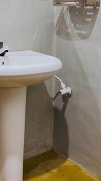 Spotkałem ją w barze. Pieprzyłem ją w bieliźnie, którą nosiła dla mnie