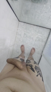 Một vòi hoa sen rất nóng bỏng