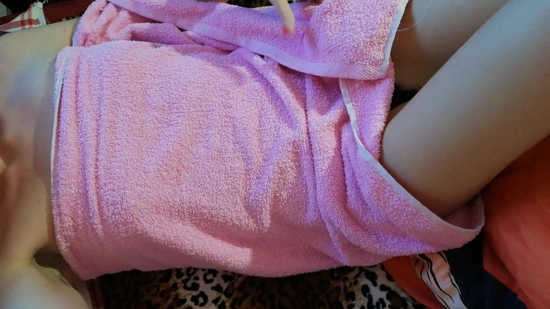 Cuteblonde666: Mengusik awak dengan pepek berbulu kelentit besar saya selepas mandi