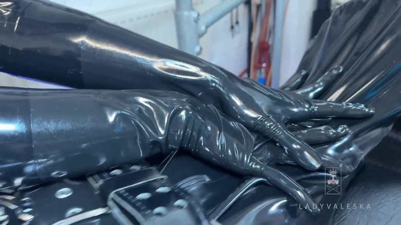 Lady Valeska: Lateks złośliwiec dla zamkniętego kutasa