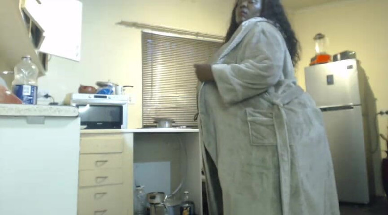 Legendary Booty Overdose: Nadržená černá SSBBW masturbuje a striptuje v kuchyni