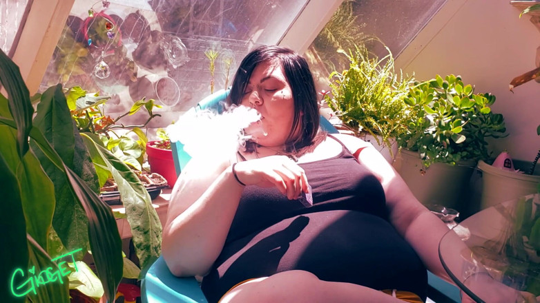 Gidget X: Fumée sexy lente et éjaculation au soleil