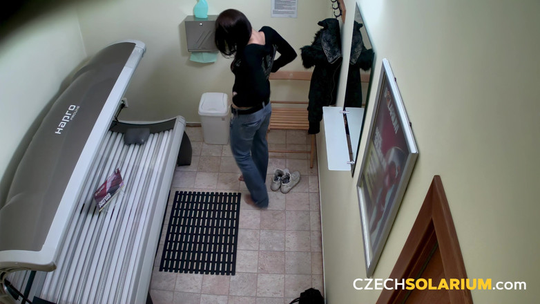 Czech Solarium: Czech Solarium 116: Młoda brunetka wraca na kolejny pokaz