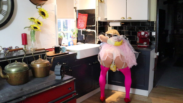 Sissy Dee Dee: Sissy Dee Should Be Washing, but She Is Enjoying the...