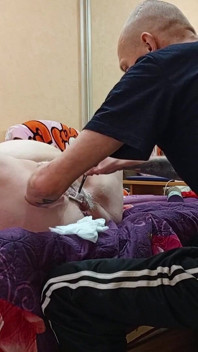 Поголив м'ясисту пизду своєї дівчини, а потім зробив фістинг перед сквіртом