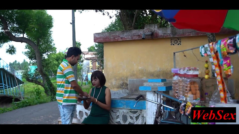 WebSex Premium: Un băiat frumos o fute pe soția șefului și o face fericită