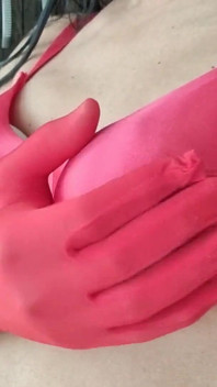 Sexy versus Sutien roșu din satin, Cupa C mângâind țâțele