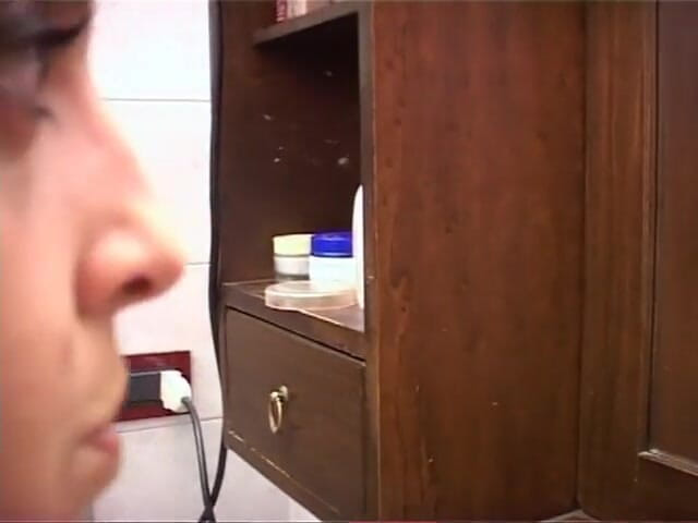 Fetish Desire: O femeie sexy cu glugă pare să aibă intenții rele