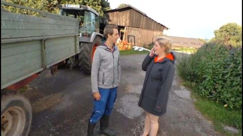 Magmafilm: Tânărul fermier îi arată prietenului său ferma și membrului său