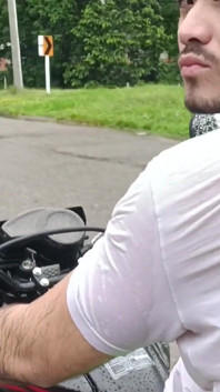 Je montre mes seins sur la route et je taille une pipe à mon chauffeur