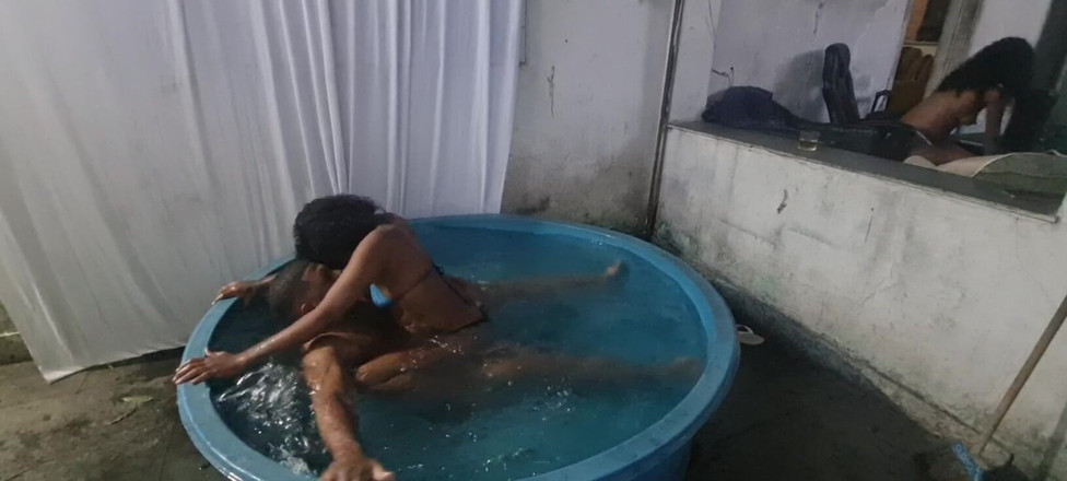 LeoOgro: プールでのムラートのミレナ・リオスとのセックス