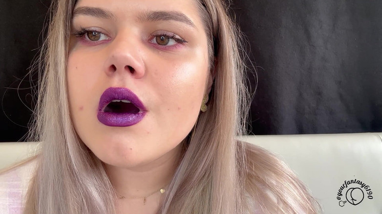 Your fantasy studio: Loira gostosa fumando