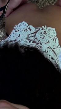 Si rambut coklat seksi suka kongkek bertiga keras di luar