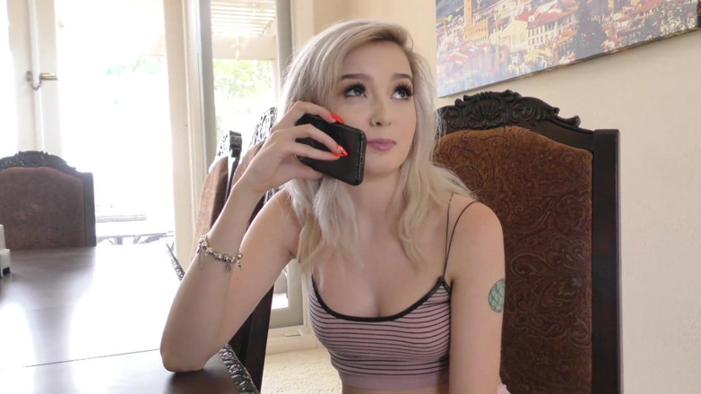 Perv Milfs n Teens: น่ารักผมทอง Lexi Lore อ้อนขอเลียตูดพ่อเลี้ยง