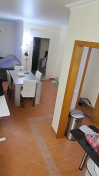 La cameriera con le infradito riceve una sborrata interna
