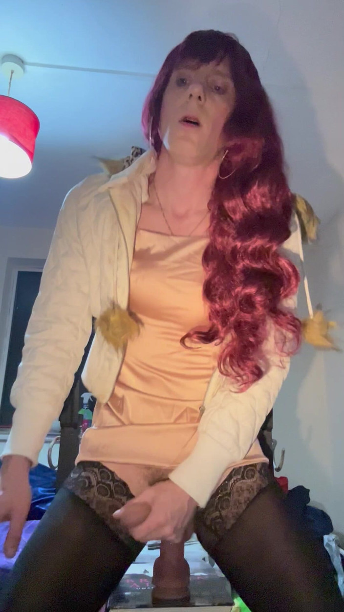 Jessica silk: Jess Silk dildo ki savaari karti hai