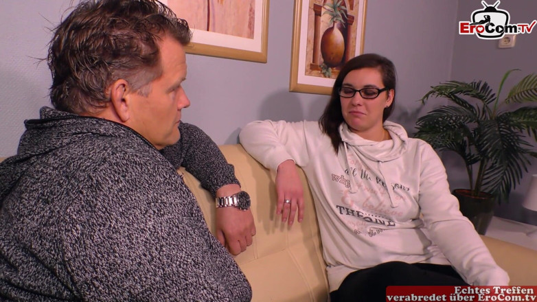 EroCom: Tatăl vitreg își seduce fiica vitregă pentru sex în clan