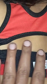 Indyjska para dostaje napalone oglądając razem porno i ostry seks w hindi audio