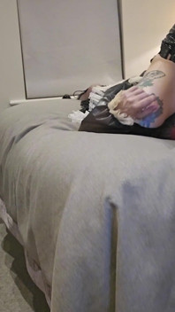 Miss Ruby Pvc Domme throatfucks mietje meid met enorme zwarte voorbinddildo, sph, in gezicht slaand met een dildo