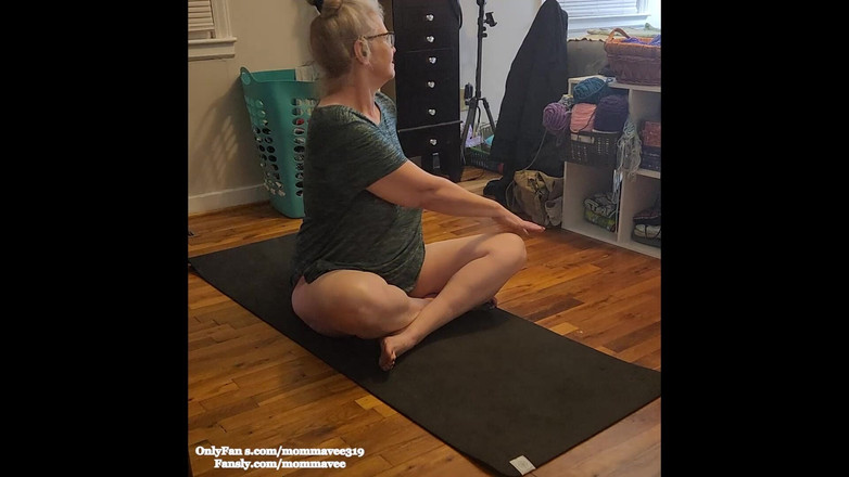 Momma Vee: Milf gostosa faz yoga na buceta!