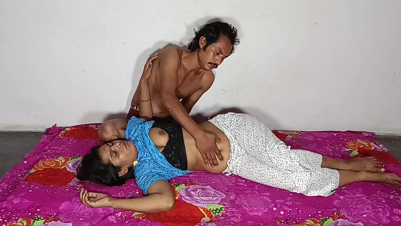 Desi Bhabhi Neha: 热辣的印度熟女做爱！火辣印度妻子自制的性爱