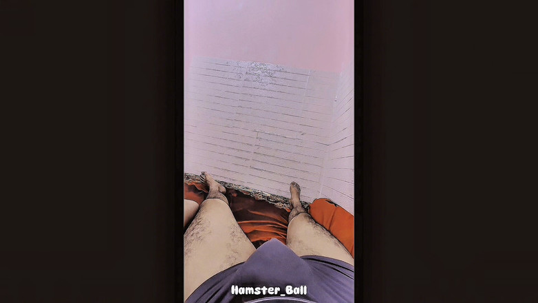 Hamster_Ball: POV na honění nevlastní sestry v místnosti během společného spánku