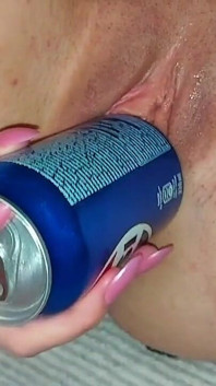 Трахаю себе пляшкою Pepsi і корком всередині!