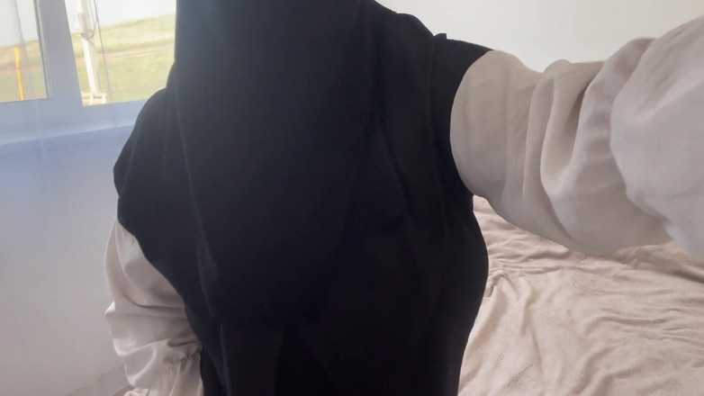 Lux Eva: Турецька товстуха збудилася під час прибирання і пестила свою поголену дірку