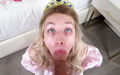 Sissy prinses slokt een grote lul