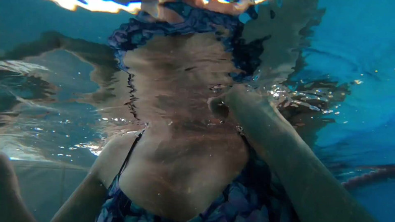 graceful hotwife: Provocando um estranho na piscina pública