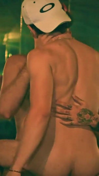 Camilo Brown neukt hete twink Julian Herrera zonder condoom aan de bar en ruilt het sperma in een sexy kus