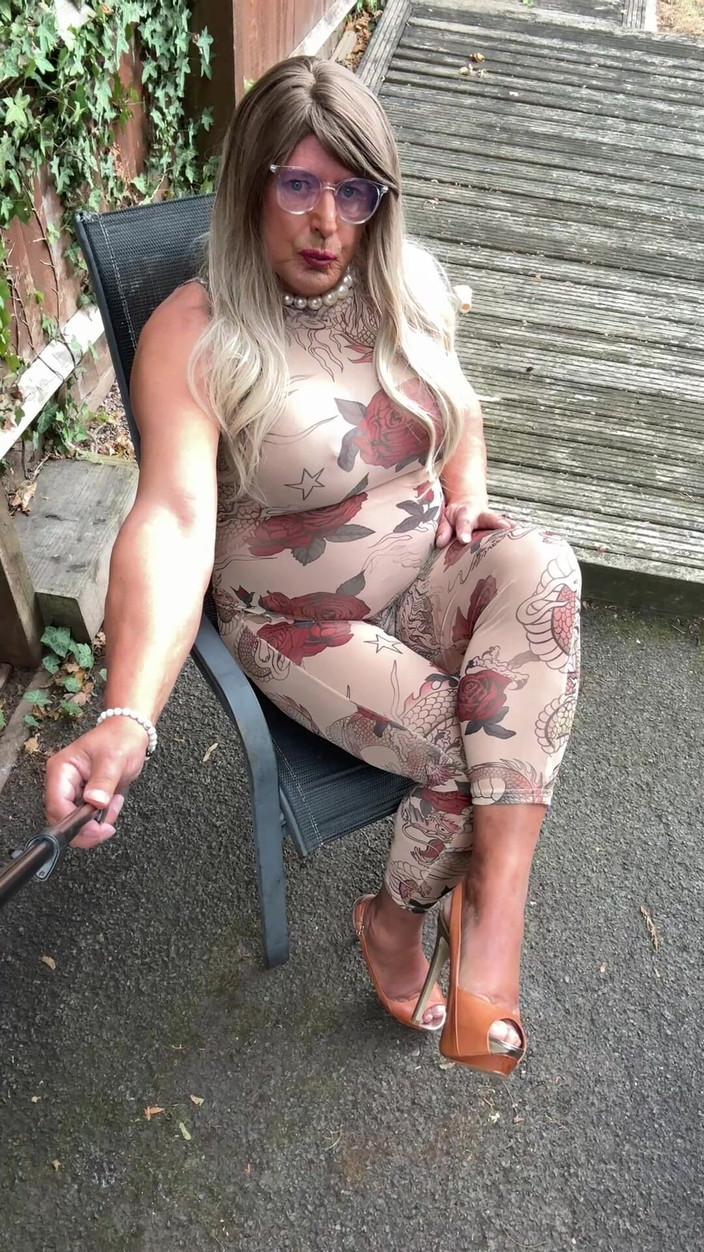 Kellycd2022: Sexy travestiet Kellycd2022 in sexy bloemig doorzichtig catsuit en hakken