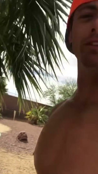 La sexy Shane et Mlle Stacy s’amusent dans l’arrière-cour pendant que leurs colocs sont partis !