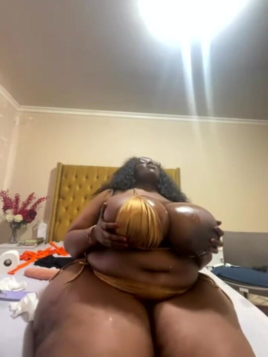 Legendary Booty Overdose: Stillende bBW melkt und lutscht ihre riesentitten