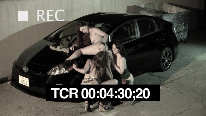 Delicious Girl Threesomes: ¡Las zorras cachondas lesbianas se ponen pervertidos en el estacionamiento!