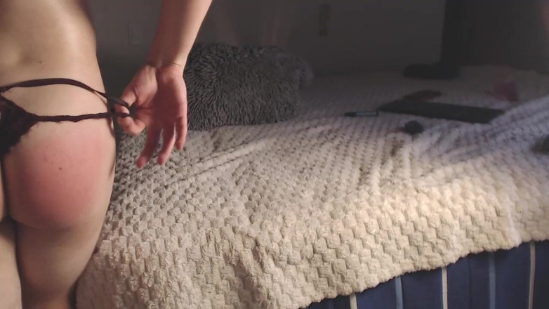 Icyhot707: Garoto gay coloca um vibrador enquanto usa roupas de mulher