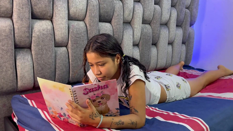 Aida cortez: Minha pequena meia-irmã me convida para fazer tarefas para que...