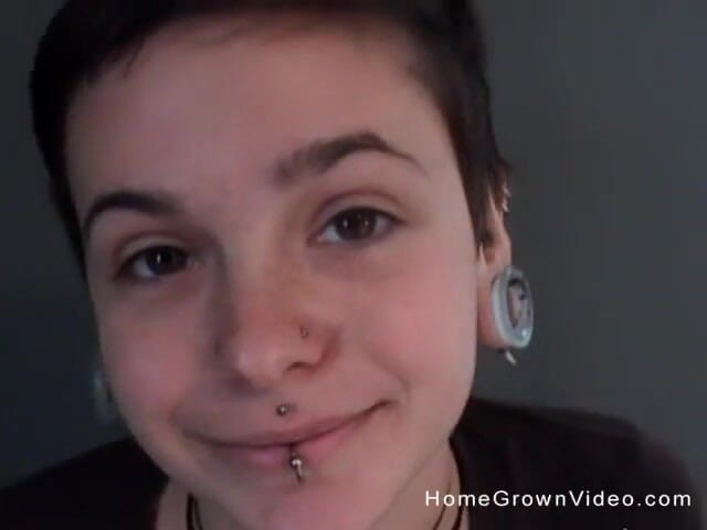 Homegrown Video: Isabell dan Nick melancap antara satu sama lain pada kamera