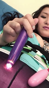 La miLF asiatica ayana beccata a masturbarsi fa un pompino