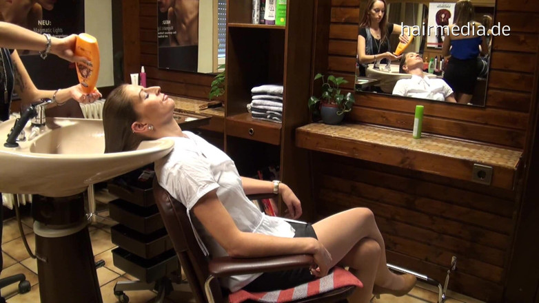 Hairsalon: MILF Nicole Salon mycie włosów