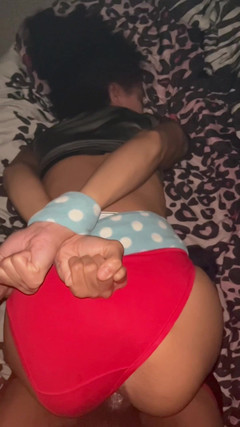 Luhmissle: 彼女のお母さんが目を覚まさないように、私のガールフレンドを静かに犯す