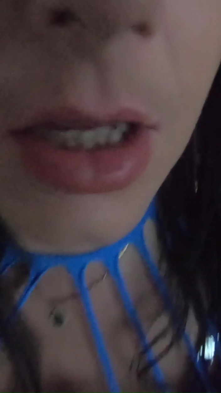 MilfyCalla: Milfycalla ngentot muka dan muncrat di atas jaket glossy pufferku...