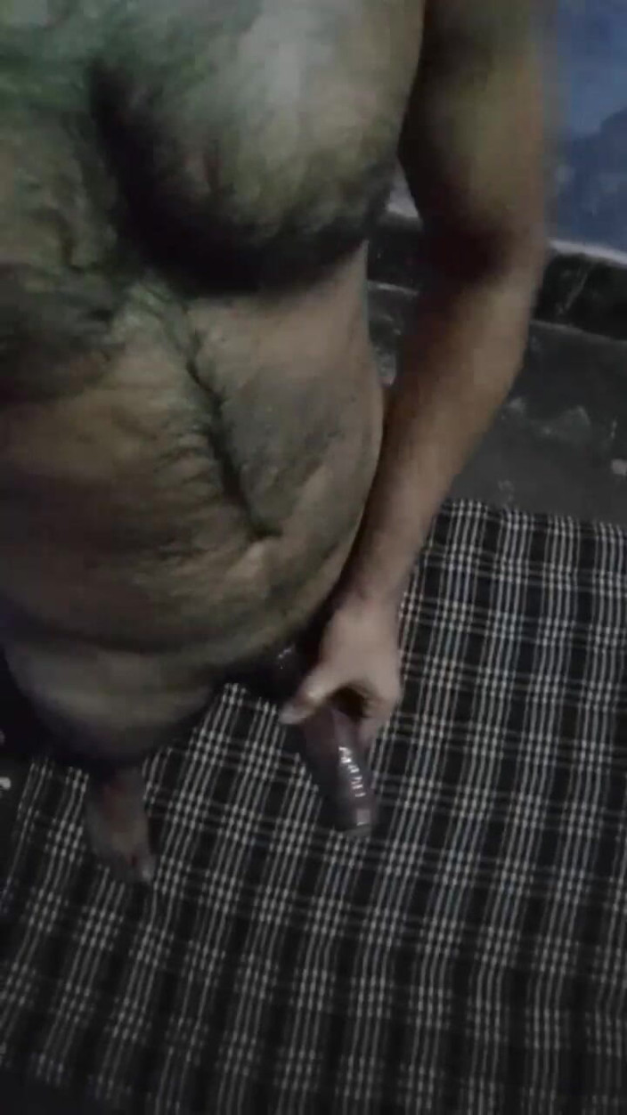 Raaz26d: Hunk chłopak masturbuje się swoim wielkim kutasem dla seksownego