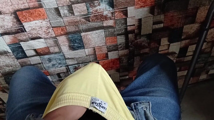 Hornyboy2058: 看到我继妹的屁股后，我抚摸我的巨大隆起，穿着内衣自慰