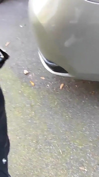 Esibizione cazzo - tiro fuori il mio cazzo di fronte a una ragazza arrapante per strada e lei mi aiuta a venire - vero molto rischioso