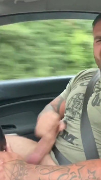 Pula grasă irlandeză excitată îi scoate pula și ejaculează public