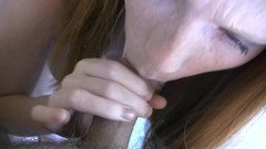 Injoy X: Zrzavá teenagerka s nafouklé bradavky saje bílého ptáka