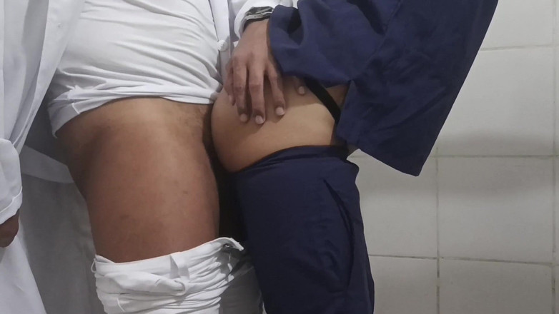 MiguellTrajano: Médico e enfermeira fazem sexo no banheiro do hospital