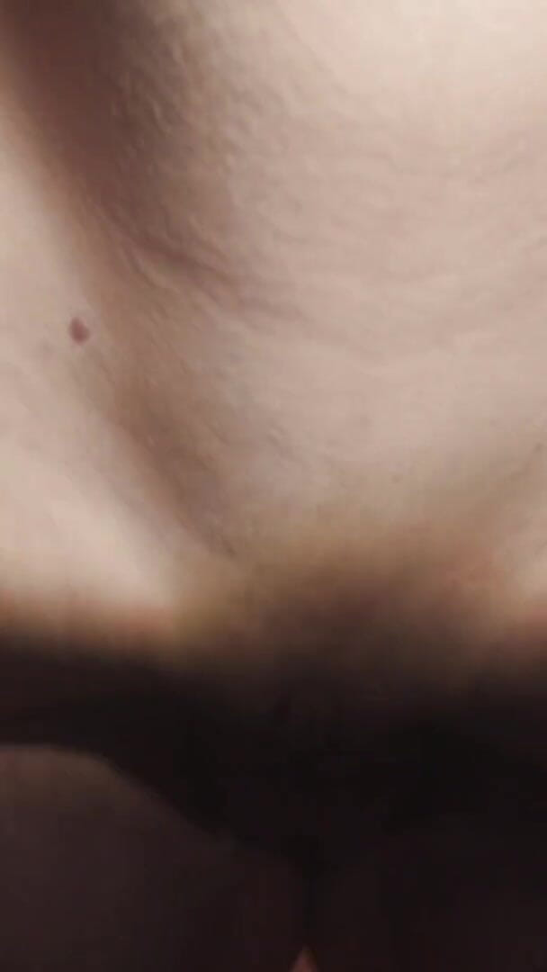 Wet Pussy Fuck: 彼はすぐに犯され、彼女の猫のけいれんのクローズアップの中で危険に兼