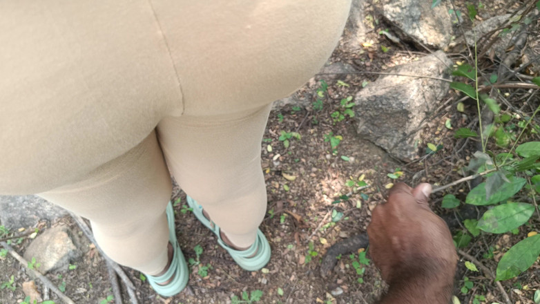 Magilmathi: Гаряча кремова пизда в лісі на відкритому повітрі